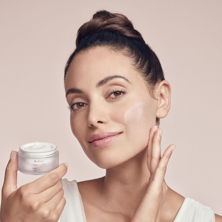 Magic Care Perfect Teint (1.01 Fl Oz) - Transparent Make Up, Skin Care Face Cream and Makeup Primer. Beauty Product That Is Known to Minimize Wrinkles & Pores, with Peptide Complex & Retinol